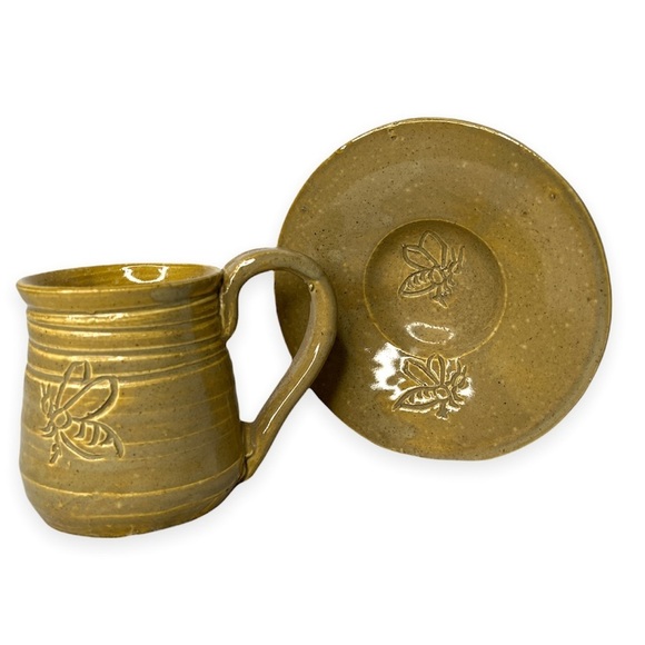 Hand Thrown Stoneware Glazed Pottery Mug and Saucer‎ Bee Carved Artist Signed - Picture 5 of 5